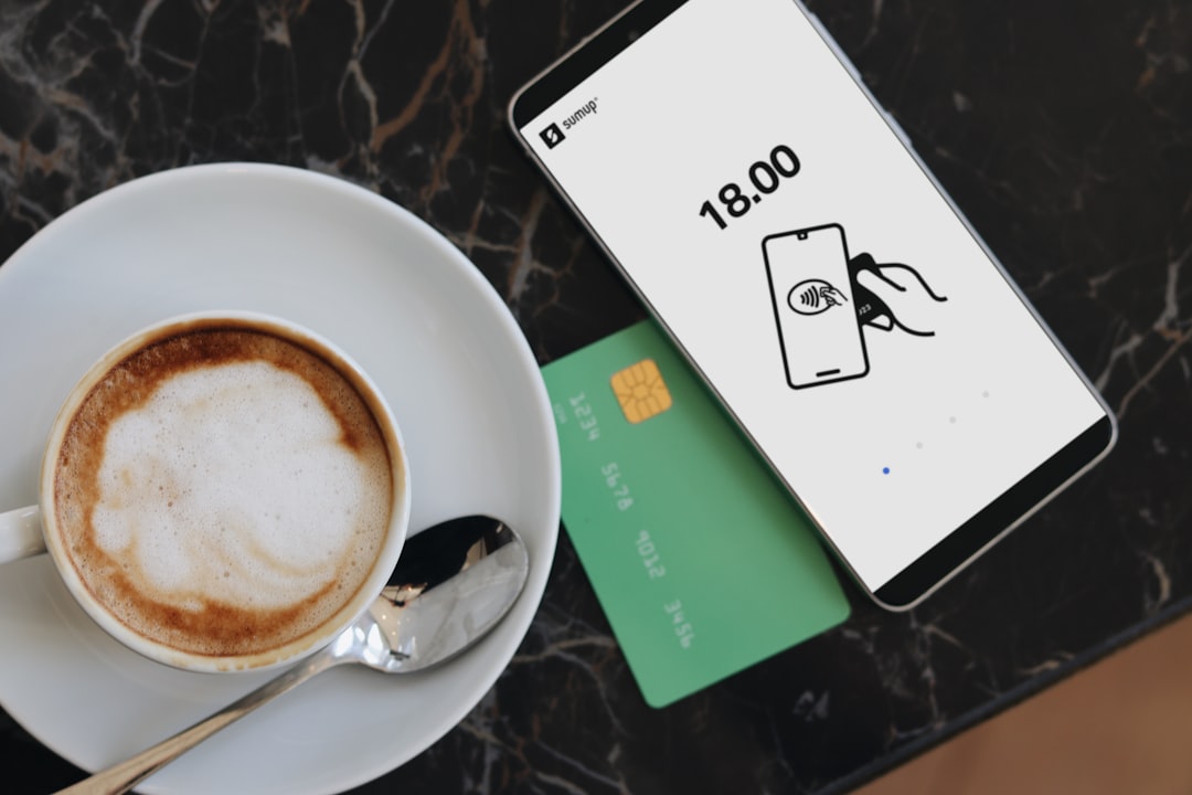 home-hero A simple and efficient setup for contactless payments, showing how easy it is to process transactions with a SumUp card reader. Perfect for small businesses like cafes or shops that need a quick and flexible way to accept payments with SumUp.